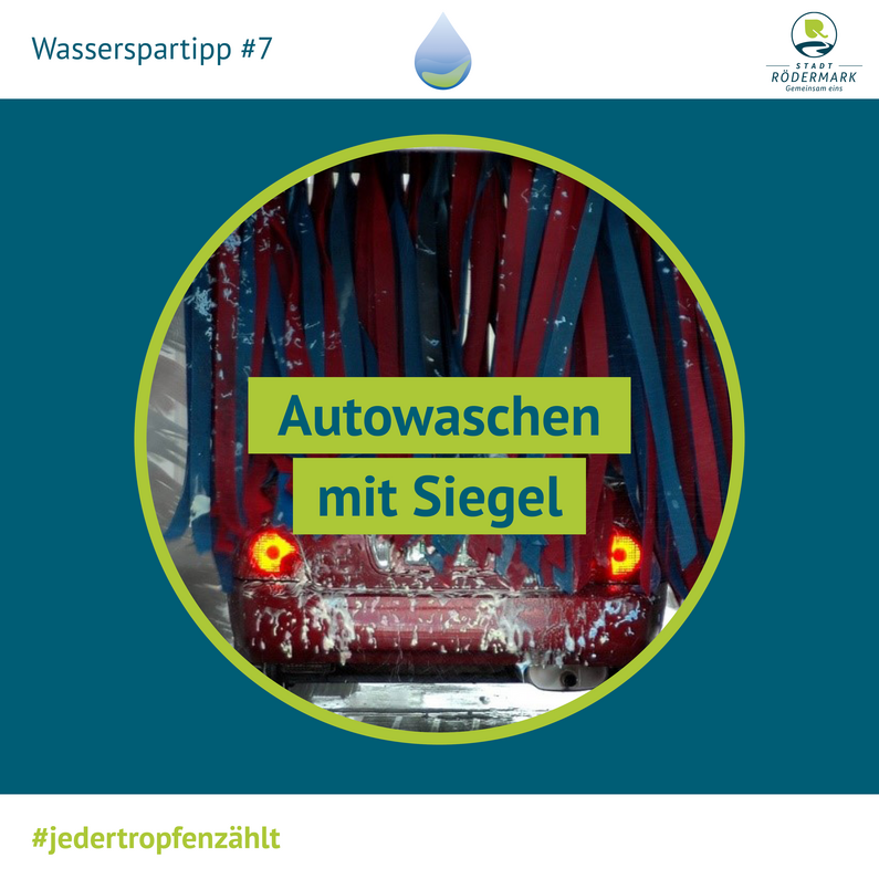 Rotes Auto in der Waschanlage mit roten und blauen Textilbürste im Vordergrund.