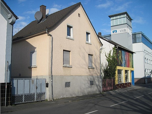 Blick auf die Häuser in der Dieburger Straße 29-31 von der Dieburger Straße aus.