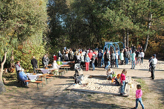Spielplatz an der Rodau mit Festgästen
