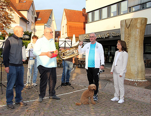 Bürgermeister Jörg Rotter (Zweiter von rechts) schickte die Teilnehmer der "Tour pour l'Hospice" auf die Strecke durch den Kreis Offenbach.