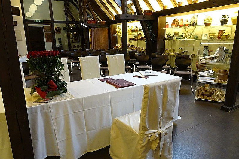Blick auf den festlich geschmückten Tisch im Töpfermuseum in Urberach, an dem Trauungen stattfinden.